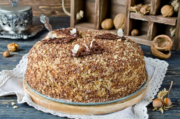 Gâteau au miel aux noix et chocolat râpé