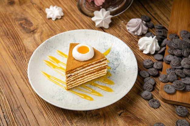 Gâteau au miel dans une assiette sur une table en bois