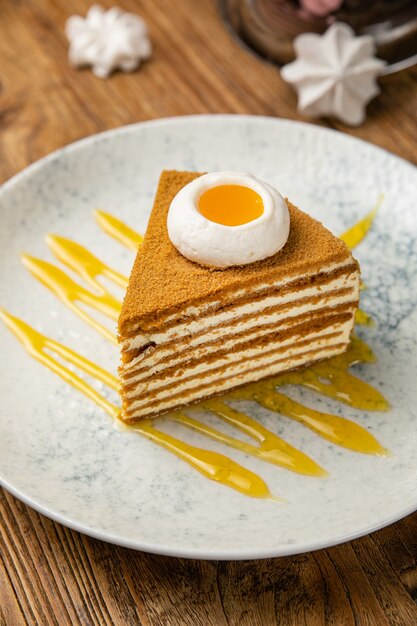 Gâteau au miel dans une assiette sur une table en bois