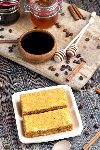 Gâteau au miel avec du miel et des épices