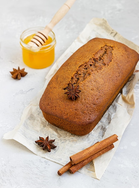 Photo gâteau au miel épicé avec de la cannelle et de l'anis gâteau au miel à l'étoile pour rosh hashanah