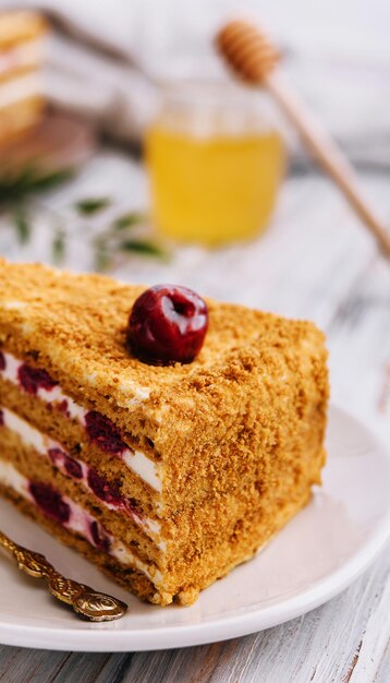 Gâteau au miel fait maison avec cerise sur assiette