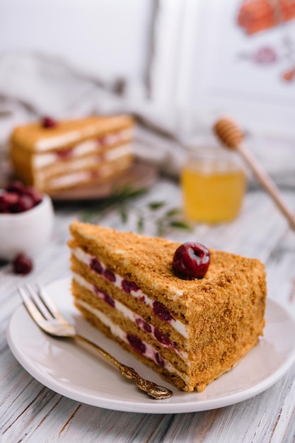 Gâteau au miel fait maison avec cerise sur assiette