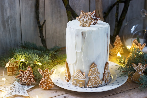 Gâteau Au Miel Fait Maison Avec De La Crème Sure, Décoré Avec Du Pain D'épice