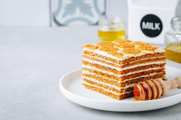 Gâteau au miel fait maison Tranche de gâteau au miel sucré