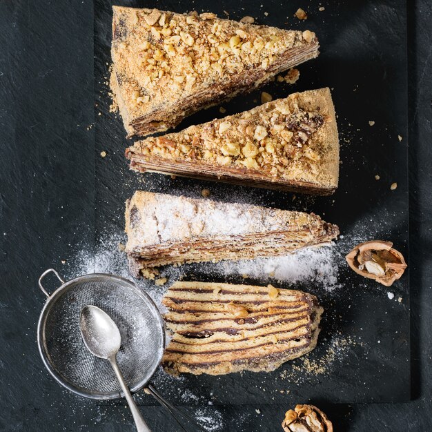 Photo gâteau au miel fait maison en tranches