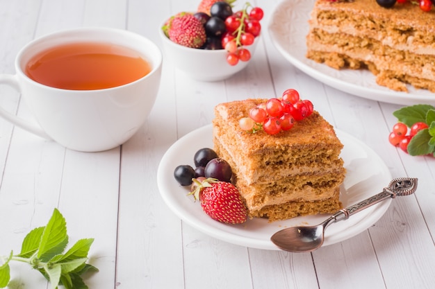 Gâteau au miel avec fraises, menthe et cassis