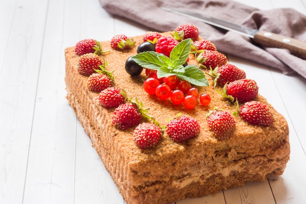 Gâteau au miel avec fraises, menthe et groseilles