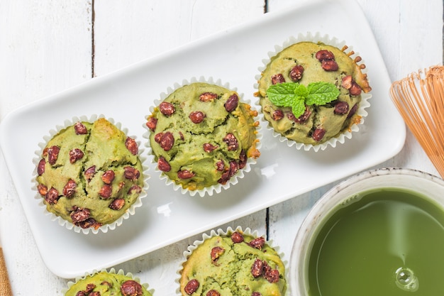 Gâteau au muffin à thé essuyant du miel