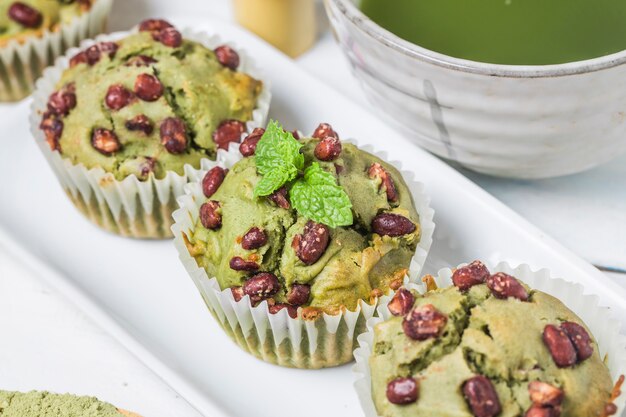 Gâteau au muffin à thé essuyant du miel