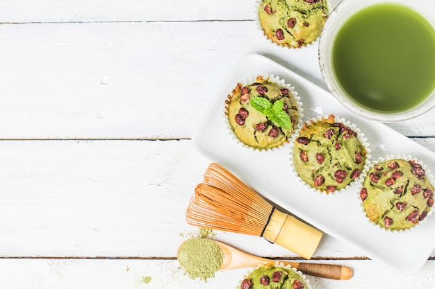 Gâteau au muffin à thé essuyant du miel