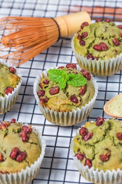 Gâteau au muffin à thé essuyant du miel