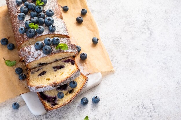 Gâteau au pain aux bleuets frais