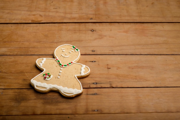 Un gâteau au pain d'épice sur une table en bois Un gâteau à gâteau avec une figure féminine