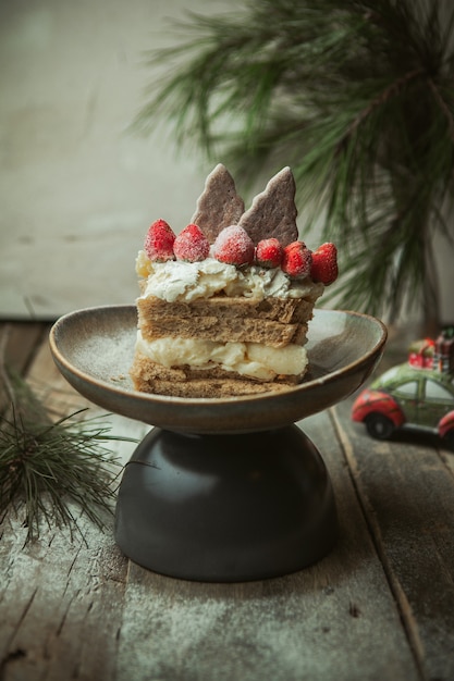 Gâteau au pain d'épices décoré de biscuits et de fraises