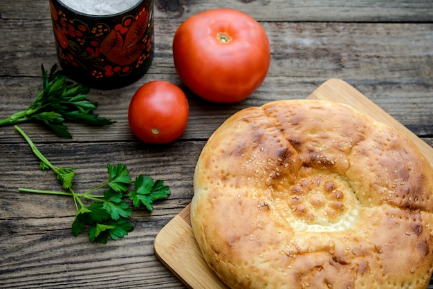 Gâteau au pain et tomates sur bois