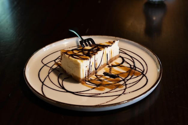 Gâteau au sirop de chocolat sur une assiette