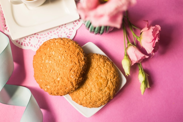 Gâteau au sucre biscuits au four sur fond rose