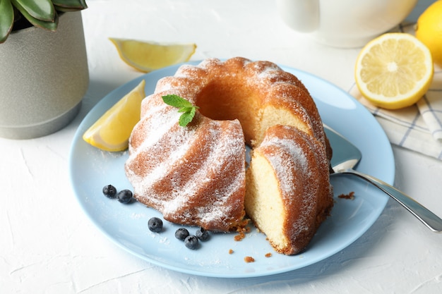 Gâteau au sucre en poudre et myrtille sur fond blanc