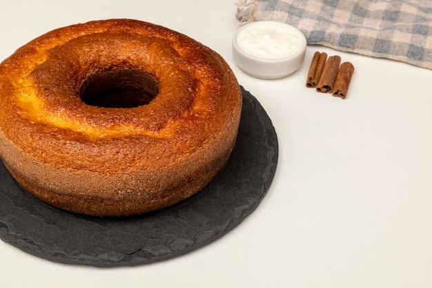 Gâteau au yaourt naturel à la cannelle.