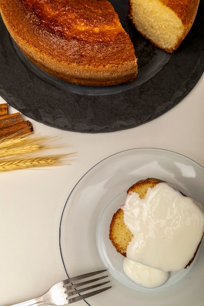 Gâteau au yaourt naturel à la cannelle.