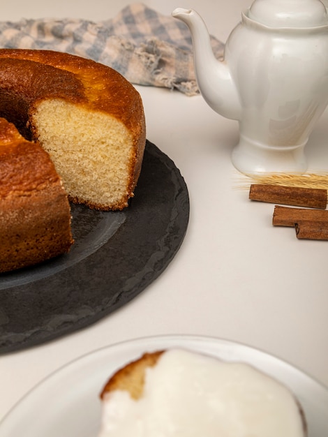 Gâteau au yaourt naturel à la cannelle.