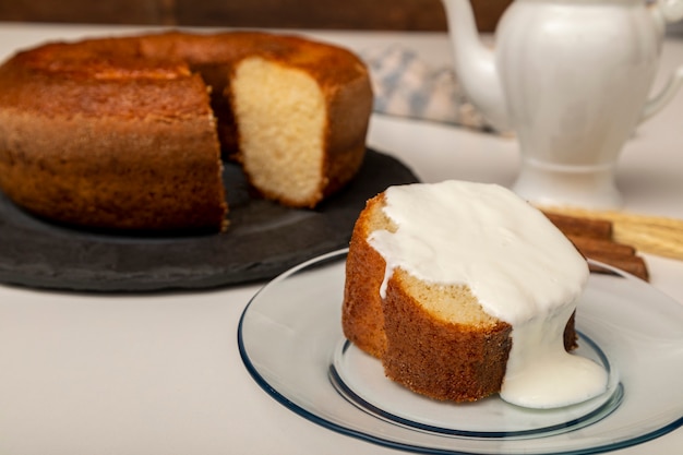 Gâteau au yaourt naturel à la cannelle.