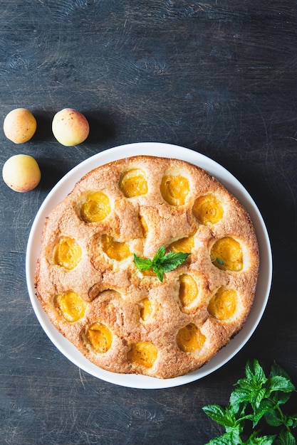 Gâteau aux abricots Délicieux gâteau aux abricots fait maison avec des abricots frais