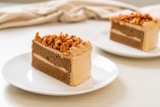 Gâteau aux amandes café maison sur plaque blanche