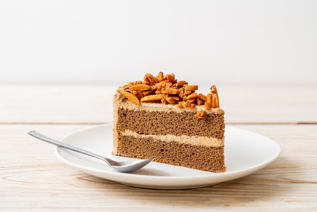 Gâteau aux amandes café maison sur plaque blanche