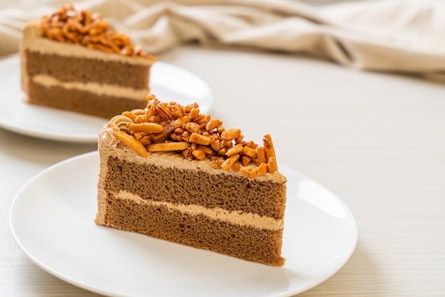 Gâteau aux amandes café maison sur plaque blanche