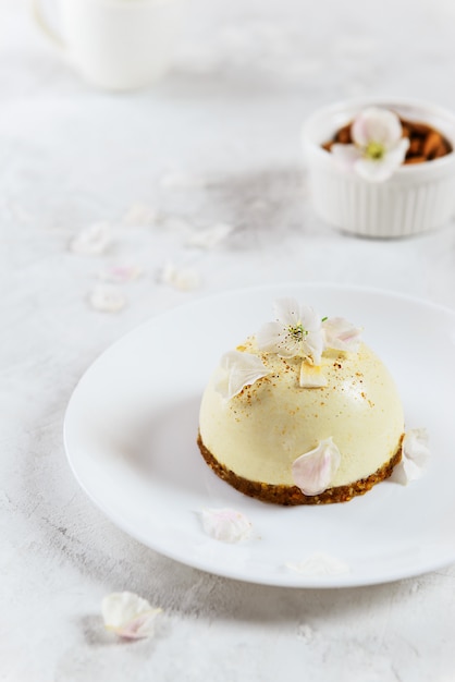 Gâteau aux amandes crues sur une plaque blanche.