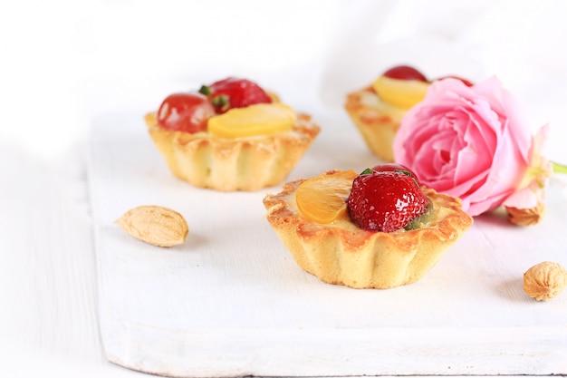 Gâteau Aux Amandes Et Fraises Sur Fond Blanc