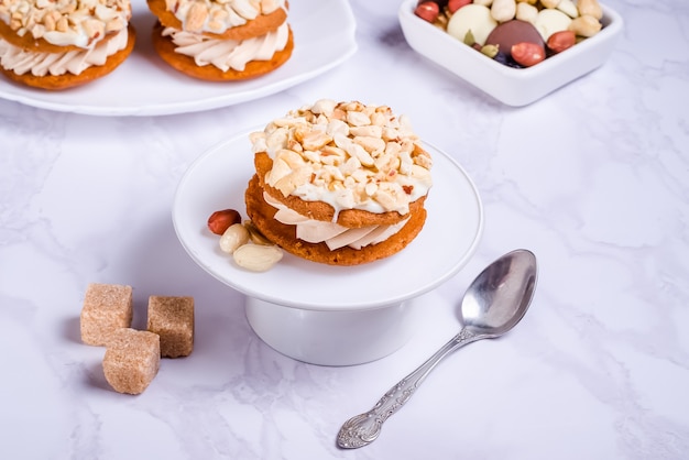 Gâteau aux arachides à la crème sur plaque blanche