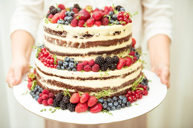 Gâteau aux baies, trois niveaux, concept de mariage