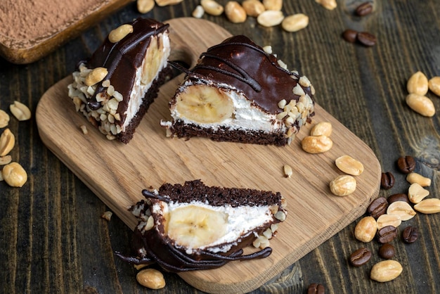 Gâteau aux bananes au chocolat avec crème au fromage