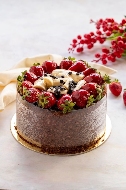 Gâteau aux bananes et au chocolat sur fond blanc