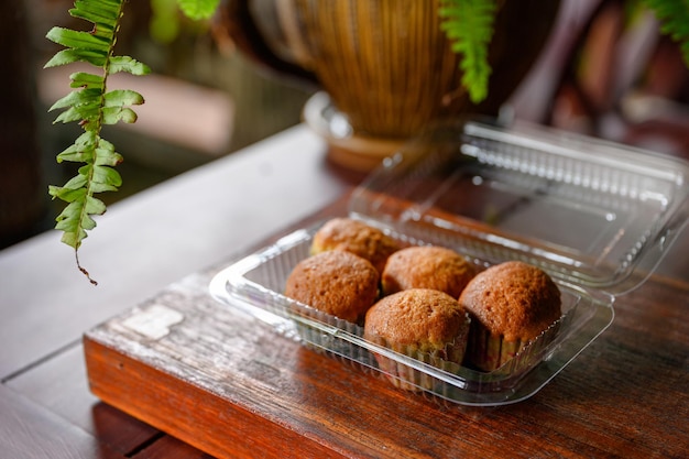 Gâteau aux bananes cuit à la vapeur muffin ou cupcake sur boîte en plastique