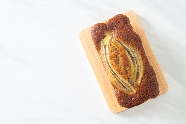 Gâteau aux bananes fait maison sur planche de bois