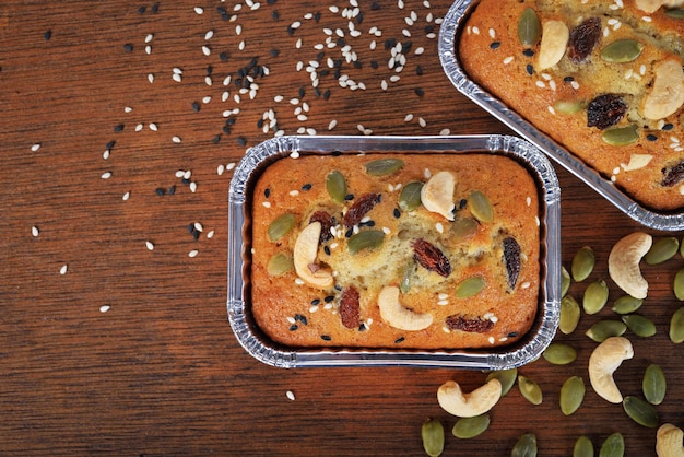 Gâteau aux bananes sur fond de bois