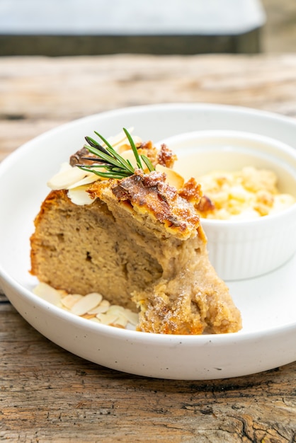 Gâteau aux bananes avec fromage à la crème et crumble sur assiette