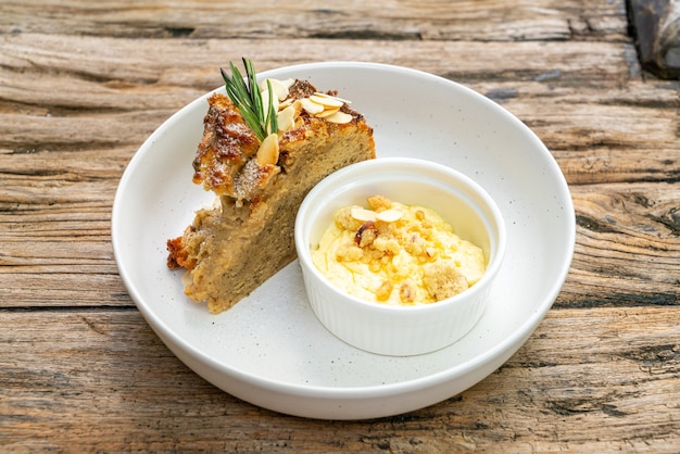 Gâteau aux bananes avec fromage à la crème et crumble sur assiette