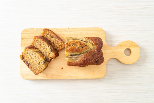 Gâteau aux bananes sur planche de bois