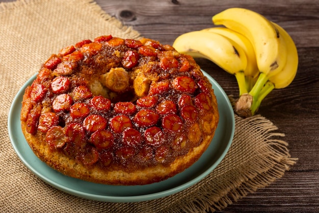 Gâteau aux bananes sur la table.