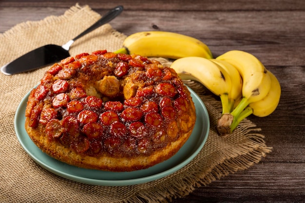 Gâteau aux bananes sur la table.