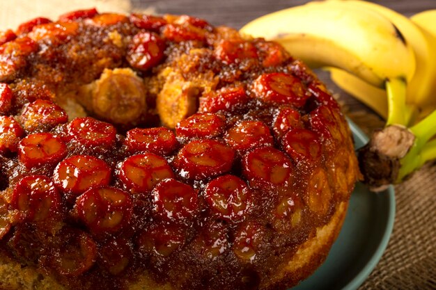 Gâteau aux bananes sur la table.