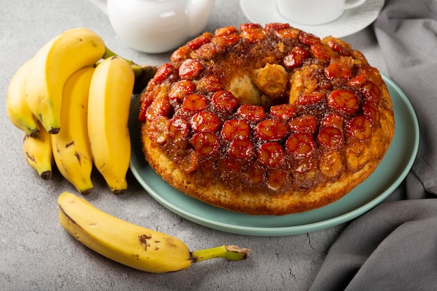 Gâteau aux bananes sur la table.