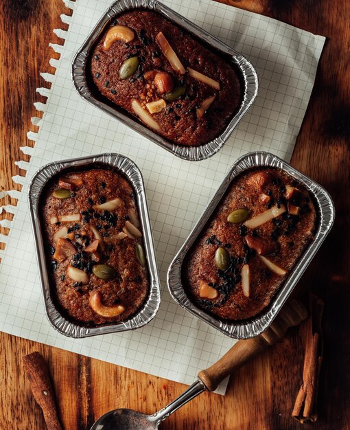 Gâteau aux bananes sur la table