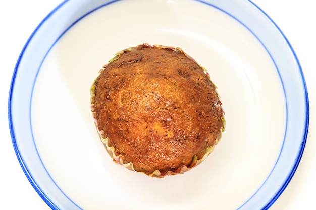 Gâteau aux bananes thaïlandais isolé sur blanc