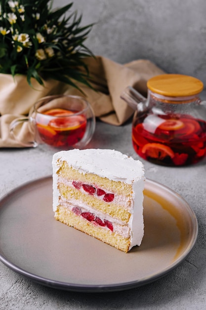 Gâteau aux biscuits fourré à la fraise et thé